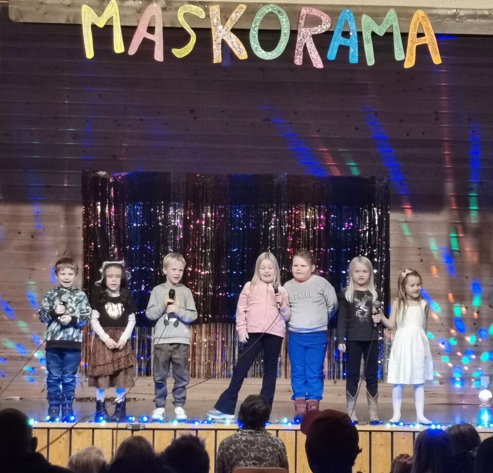 Elevene på 1. og 2. trinn var flinke til å opptre, og hadde et innslag i pausen. 7 elever på scenen.