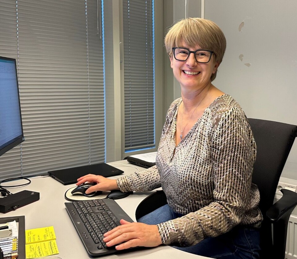Ellbjørg Haugen Larsen Ei smilende dame ved en PC-pult.