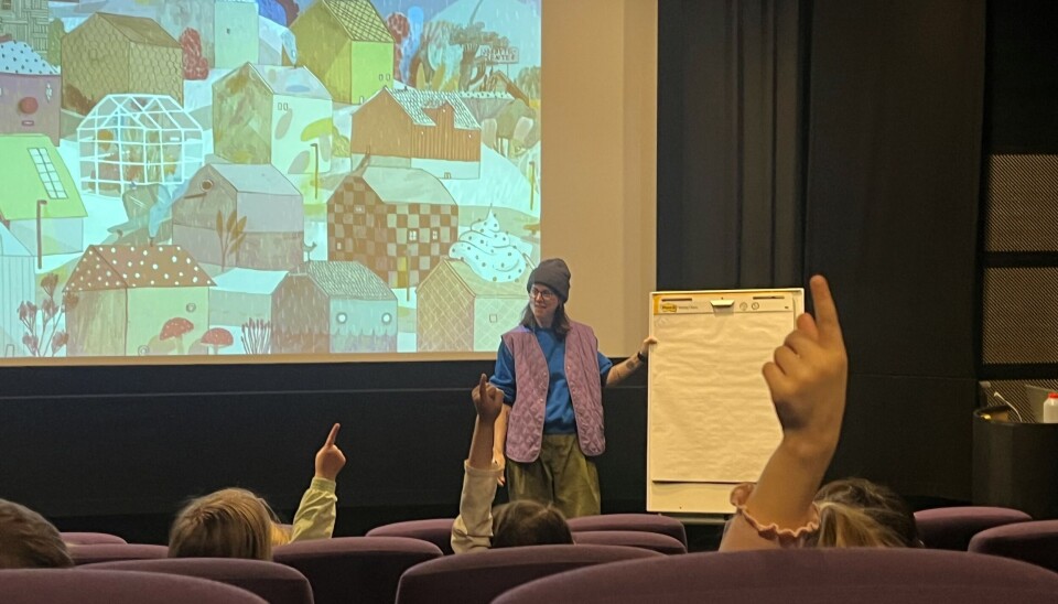 Elevane blei engasjerte og var ivrige med å kome med innspel. elever rekker opp handa i kinosal