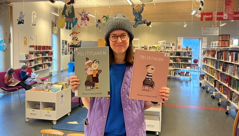 Marianne Gretteberg Engedal var på besøk på kulturhuset i Surnadal for å snakke om bøkene sine 'Pølsetjuven' og 'Polititjuven'. dame med to bøker i bibliotek