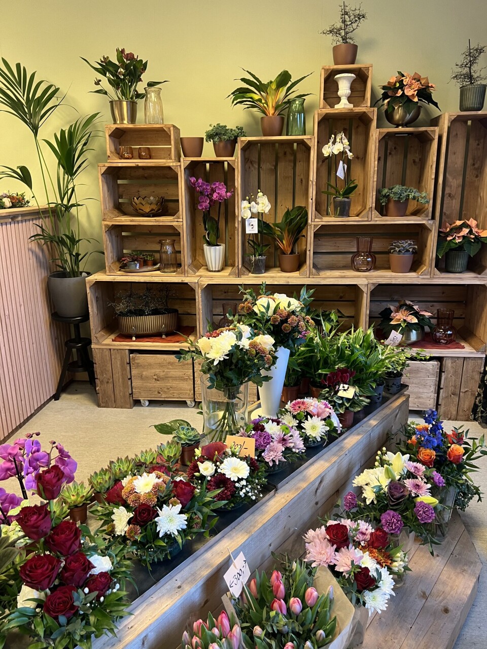 Her er det blomar til alle anledninger. Utstilt på eit stilfullt, men heimekoseleg vis. blomster i butikk