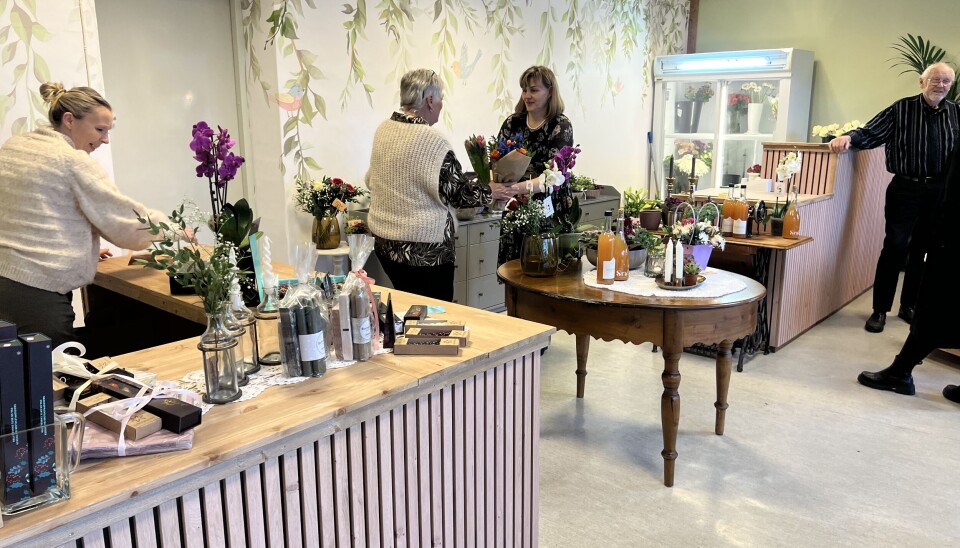 Butikken har ope kvar dag frå måndag til laurdag. blomsterbutikk med folk i