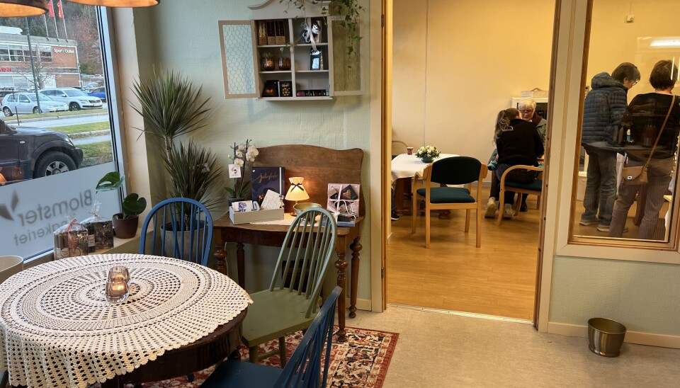 På opningsdagen serverte dei kaffe og kaker. På dette rommet blir det etter kvart moglegheit for private samtalar om til dømes blomar til gravferd. kafe-krok med folk i