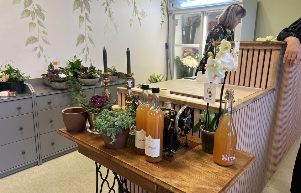 Eplejuice fra Tingvoll og sjokolade frå Selbu blir òg å få kjøpt i butikken. eplejuice på bord i butikk