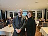 Mann og dame oppstilt for bilde