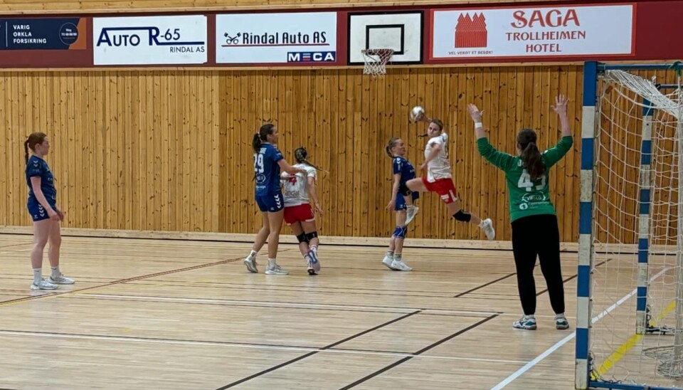 Rindal IL åpnet best, og var nær ved å ta igjen ledelsen i slutten av andre omgang, men måtte til slutt se seg slått av Stjørdal lørdag Håndballspillere i blå og hvite drakter i hall