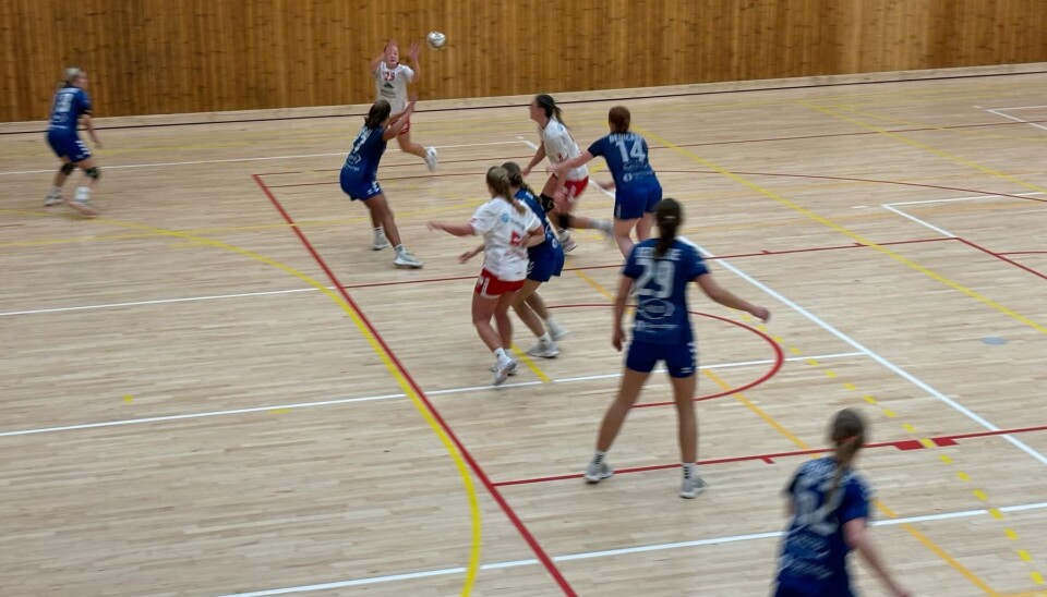 Stjørdal ble for sterke To håndballlag på banen i hvite og blå drakter