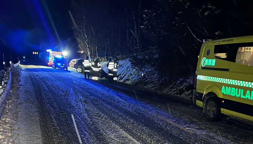 En personbil kjørte av veien på FV65 i Rindal lørdag kveld