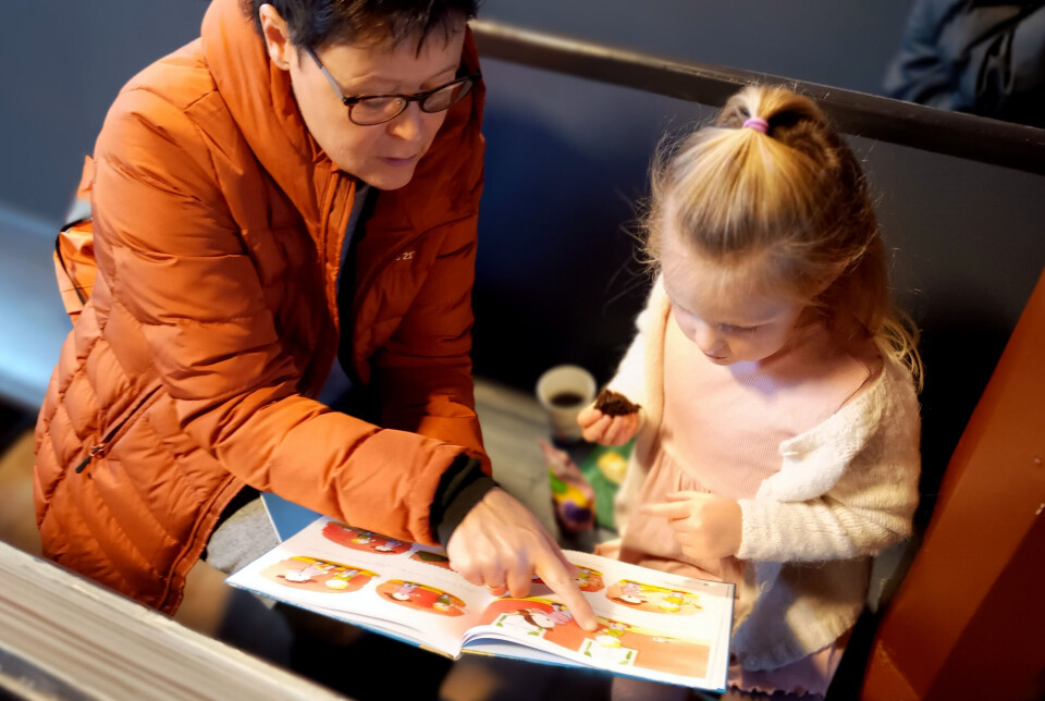 Kaja Bolme Sæter studerer 4-årsboka i lag med bestemor. Kaja og bestemor ser i nyboka