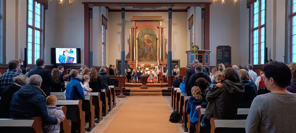 4-åringane var med i inngangsprossjonen med kvar sin tulipan som dei la på alterringen. Det var mykje folk i kirka