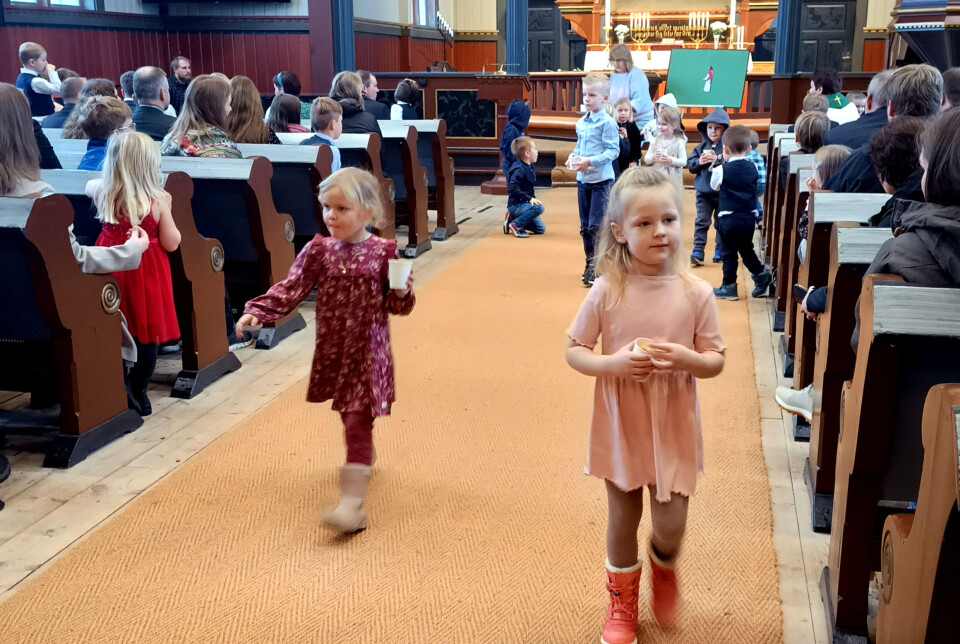 4-åringane deler kjeksene dei fekk med oss som satt i benkene. Barn deler kjeks med oss