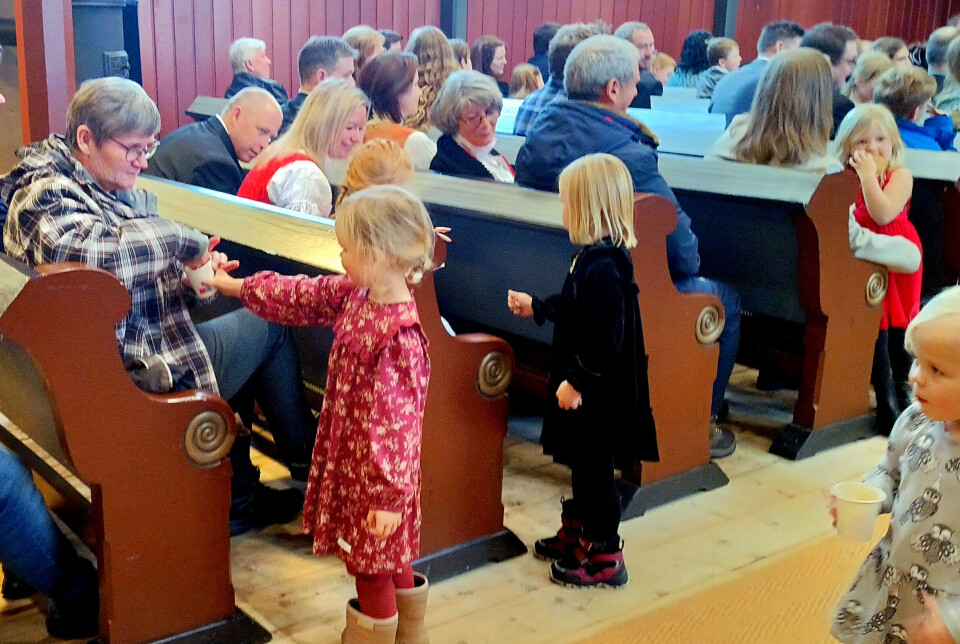 4-åringar deler kjeks