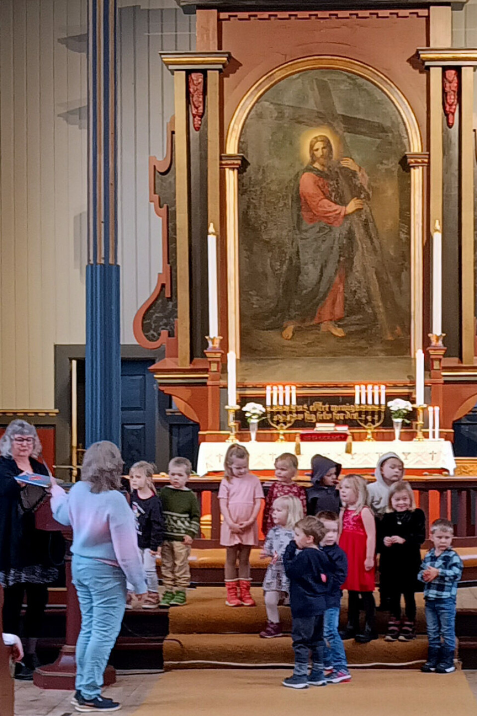 Dei frammøtte 4-åringane fekk si kyrkjebok av Inger Bolme og Elsa Jensvold. 4-åringane får si kyrkjebok