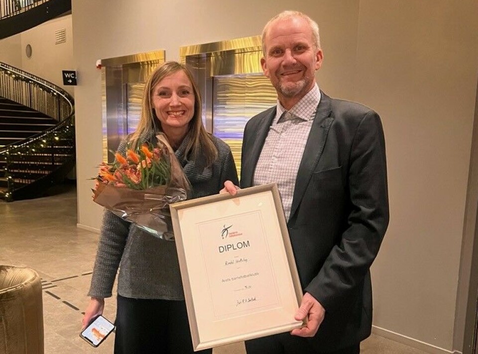 Åse Børset og Morten Møller mottok på vegne av Rindal IL prisen som beste barnefotballklubb