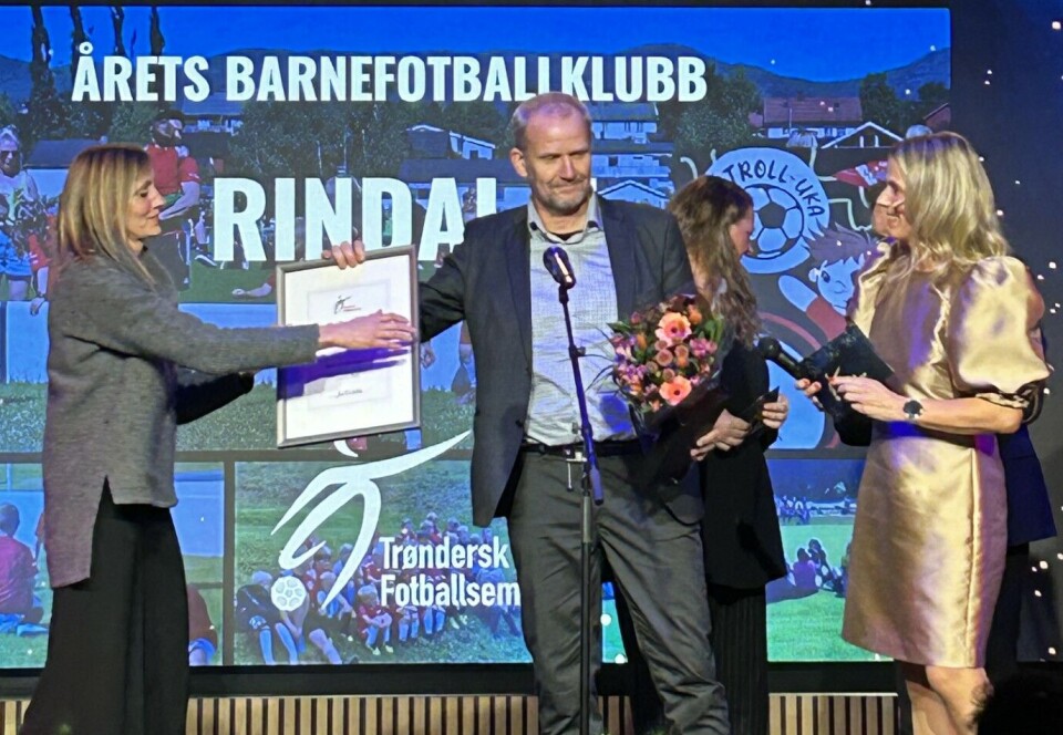 Morten Møller og Åse Børset mottar prisen som beste barnefotballklubb.