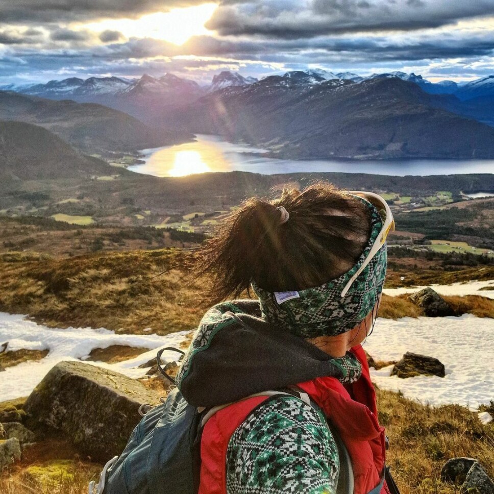 Strengen 890 Moh Ei dame med ansiktet vendt mot en vid utsikt mot fjord og fjell.