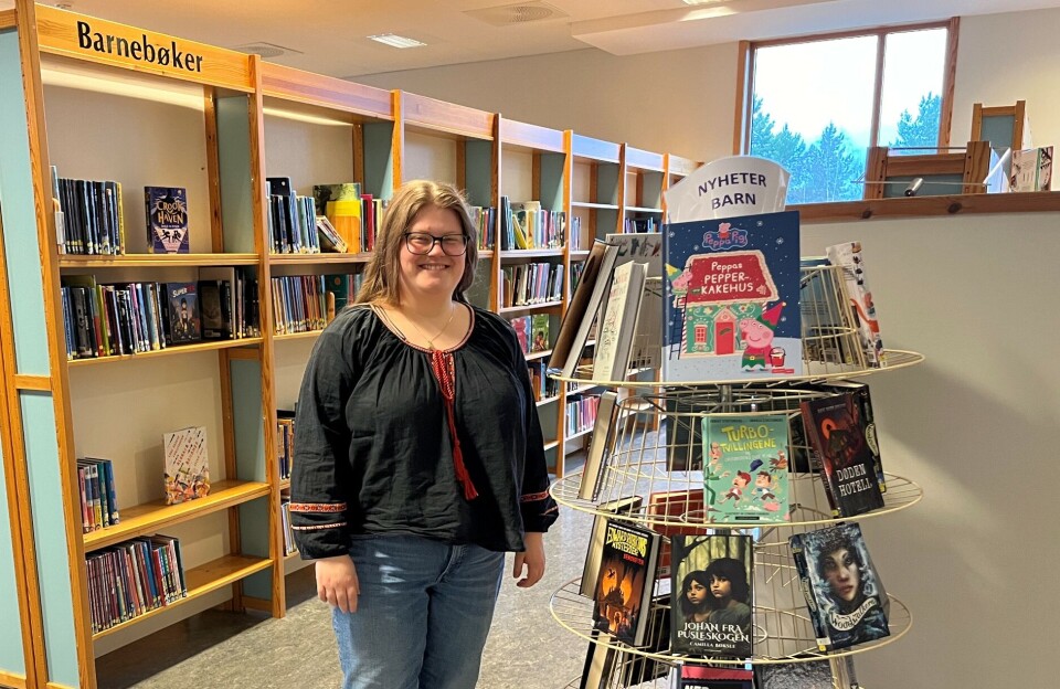 Ida Kaspara Hyttebakk er ny biblioteksjef ved Rindal folkebibliotek. Ei ung dame i et bibliotek.