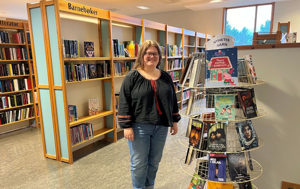 Ida Kaspara Hyttebakk, biblioteksjef ved Rindal folkebibliotek. Ei ung dame i et bibliotek.