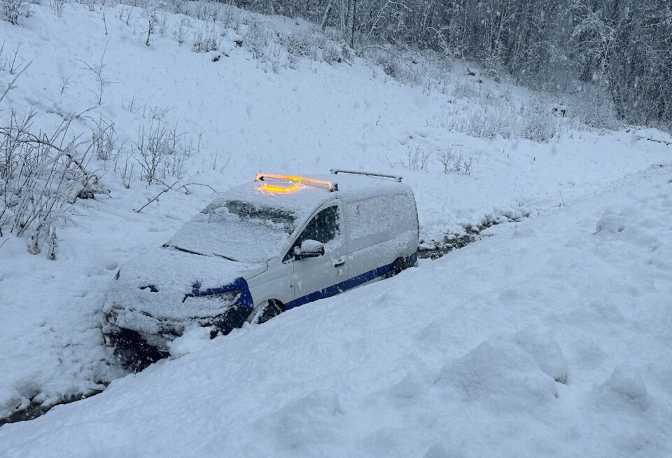 Utfordrende føre skaper problemer En varebil som har kjørt i grøfta på snøføre.