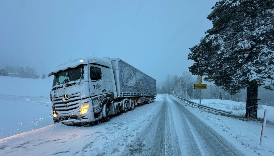 Utfordrende føre skaper problemer Et vogntog som har kjørt av veien i snøvær.