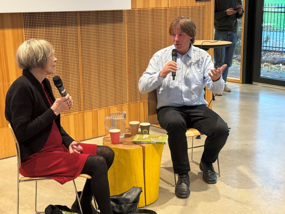 Kari Gåsvatn og Svein Sæter i samtale om «Matmakt over genene» under lanseringa i Oslo. Tirsdag 26. november møtes de igjen i Attanova. Ei dame om en mann som sitter med hver sin mikrofon og prater.