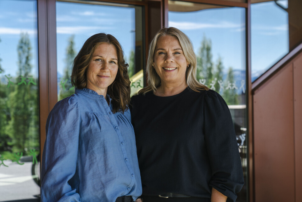 Elev- og lærlingombod Tove Regine Stranden (t.v.), og mobbeombod Kristin Øksenvåg. To damer oppstilt for fotografering.