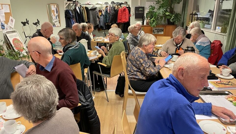Medlemsmøte Fullt rundt bordene inne i Frivilligsentralen