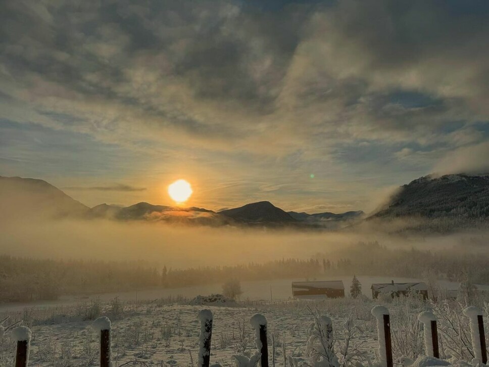 Når november solen bryter gjennom. Sola skinner gjennom tåka