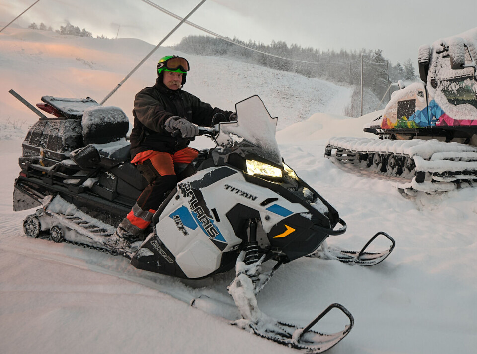 Dag Skei, driftsleder i Surnadal alpinsenter. Mann på snøscooter