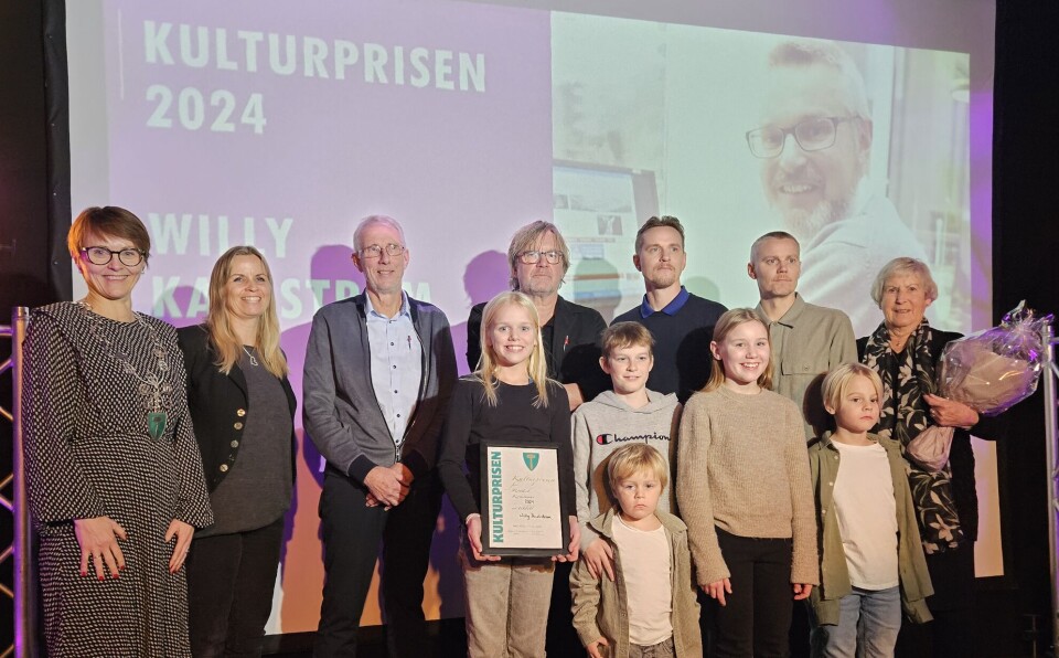 Ordfører Mildrid Kattem Aune delte fredag ut Rindal kommune sin Kulturpris for 2024 til representanter fra Willy Karlstrøm sine etterkommere. Fra venstre: Ordfører Mildrid Kattem Aune, Bodil Børset og Ola T. Heggem, begge fra Rindal historielag, Ole Magne Ansnes, tidligere redaktør i Driva. Olaf Karlstrøm, Vegard Karlstrøm, Dagny Karlstrøm og barnebarn fra Willy Karlstrøms familie.