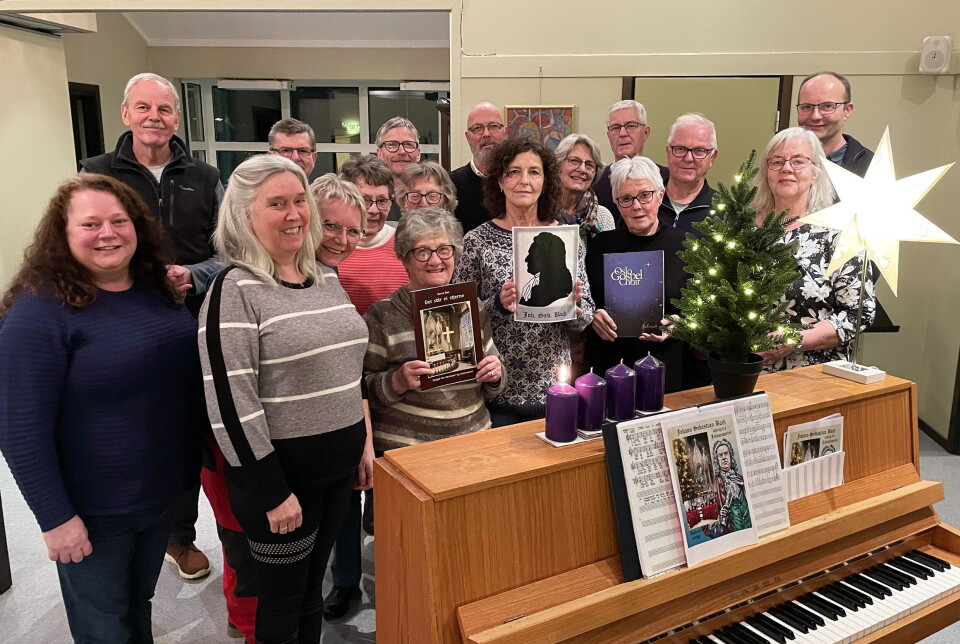 Med gospeltonar og Bach vil koret dra linja frå advent til jul - der stjerna står over oss alle. Flere personer oppstilt rundt et piano.