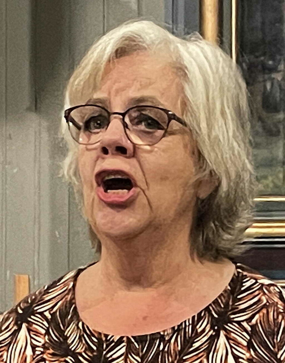 Turid Røen Kroknes er solist i ein arie frå Bachs «Juleoratorium». Ei dame som står og synger.