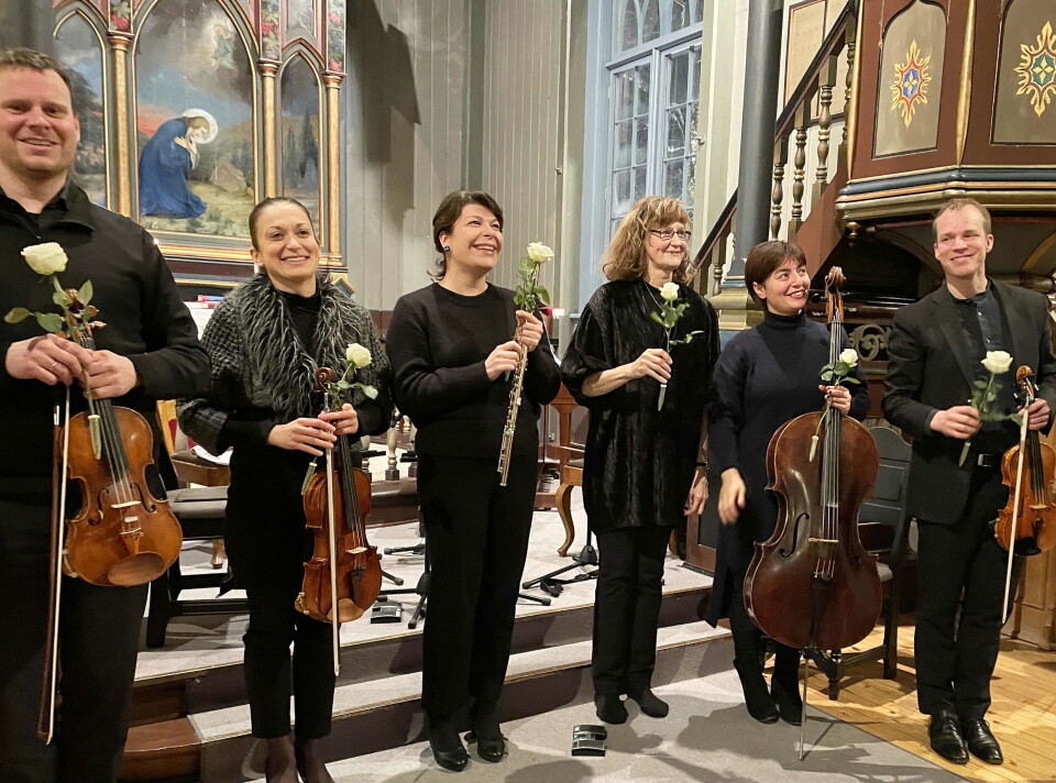 Orkesteret representerer internasjonal harmoni: Frå venstre Trond Harald Saltnes (Norge), Anna Ostachowska (Polen), Jasmina Zivic (Serbia), Ebba Ringmar (Sverige), Zhala Aliyeva (Aserbajdsjan) og Odd Sonntag (Sverige). Seks personer oppstilt med hvert sitt instrument i koret på ei kirke.