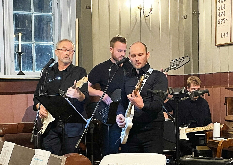 Per Jarle, Lars, Petur (solist på sitt eige morsmål) og Tore med «Deilig er jorden» - på færøysk. Fire menn med ulike instrumenter.