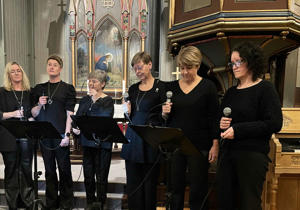 Big Mamas kallar dei seg: Elisif (frå venstre), Rita, Grete, May-Britt, Tove og Brynhild. Seks svartkledde damer med mikrofoner i ei kirke.
