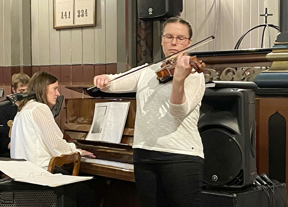 Elisabet Husby fekk applaus for flott fiolinspel – saman med Bodil på piano. Ei dame som spiller fiolin, og ei som spiller piano.