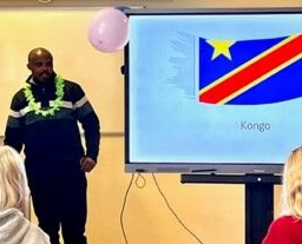Mann holder presentasjon