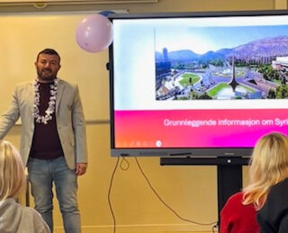 Mann holder presentasjon