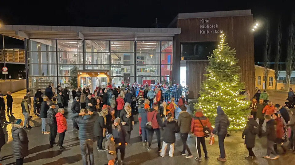 Julegrantenning på Skei Et juletre og mange mennesker foran en stor bygning.