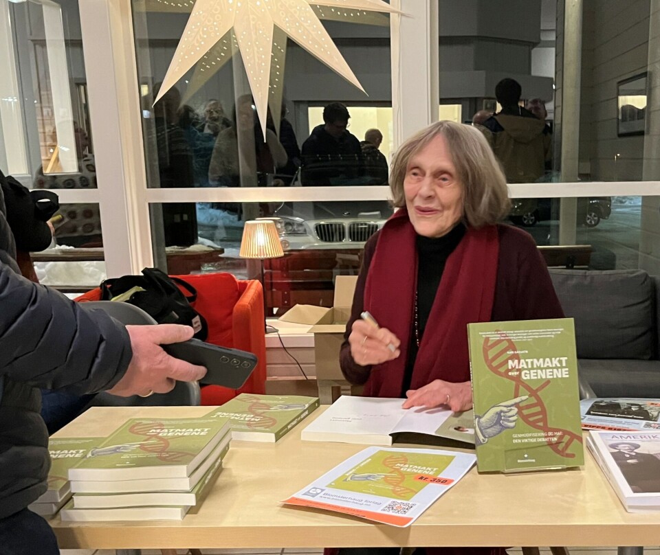 Etter bokbadet oppsto en lang kø av folk som ville ha et signert eksemplar av den nye boka. Ei dame sitter ved et bord og signerer bøker.