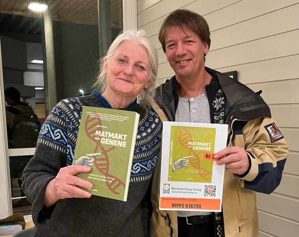 Kari Gåsvatns bok er utgitt på Anita Land og Svein Sæter sitt forlag, Blomsterhaug. Ei dame og en mann som holder opp ei bok.