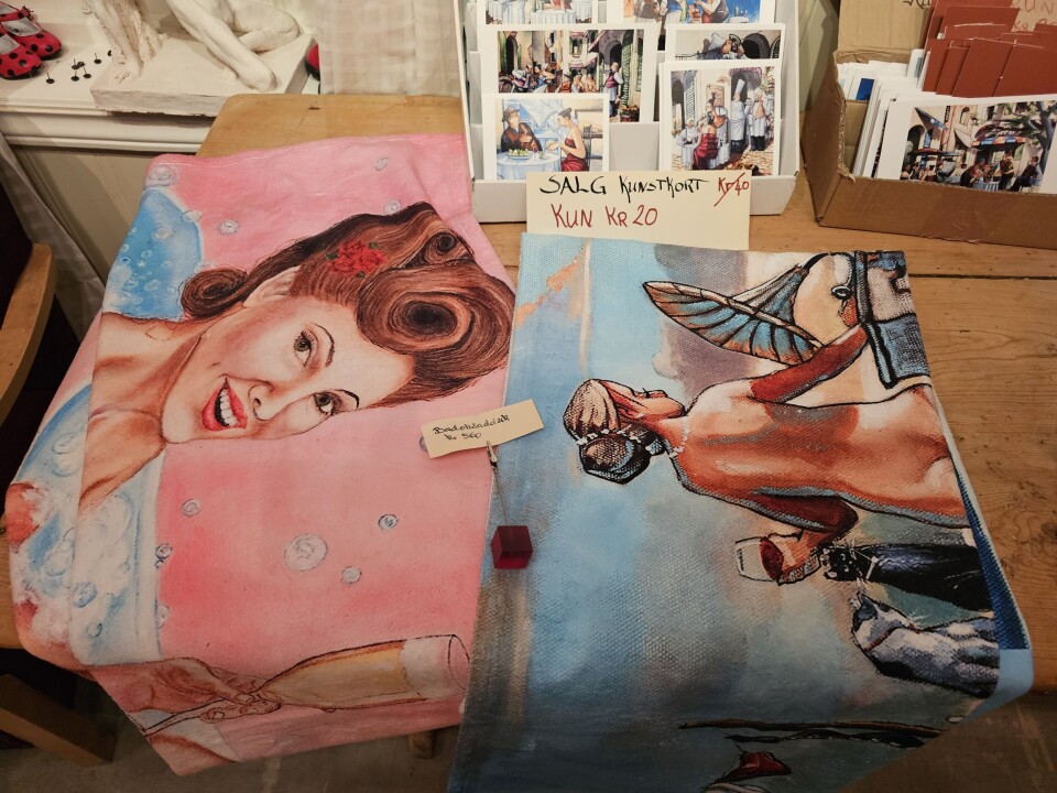 Bilde av et bord med to håndklær med kunstmotiv