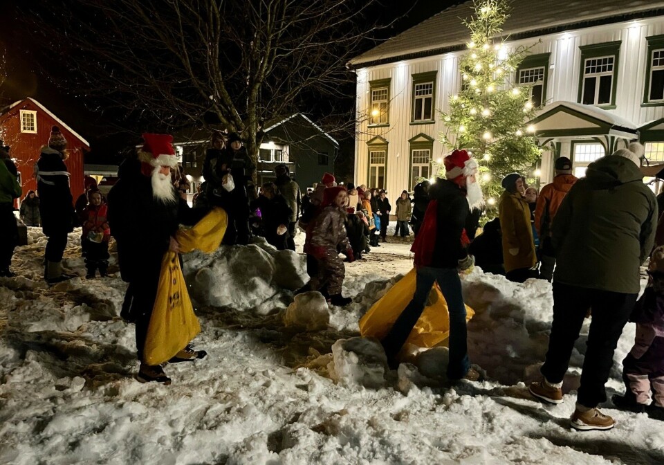 Trivelig julegrantenning på Rindalstorget To nisser med sekk blant barn og voksne på julegrantenning.