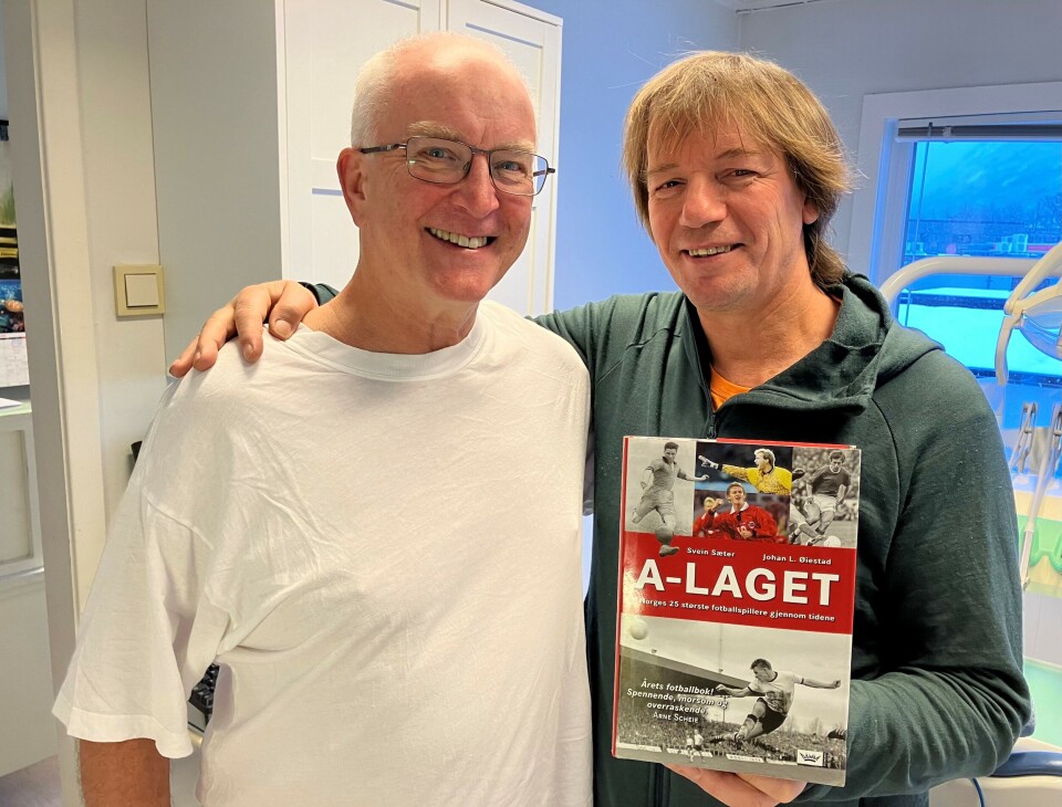 Johan Øiestad og Svein Sæter har vore kameratar sia barnehagen. Tysdag inviterer dei til førjulskveld i Bondehuset, blant anna med historier frå boka dei skreiv for skremmande mange år sia, «A-laget». To menn holder frem en bok