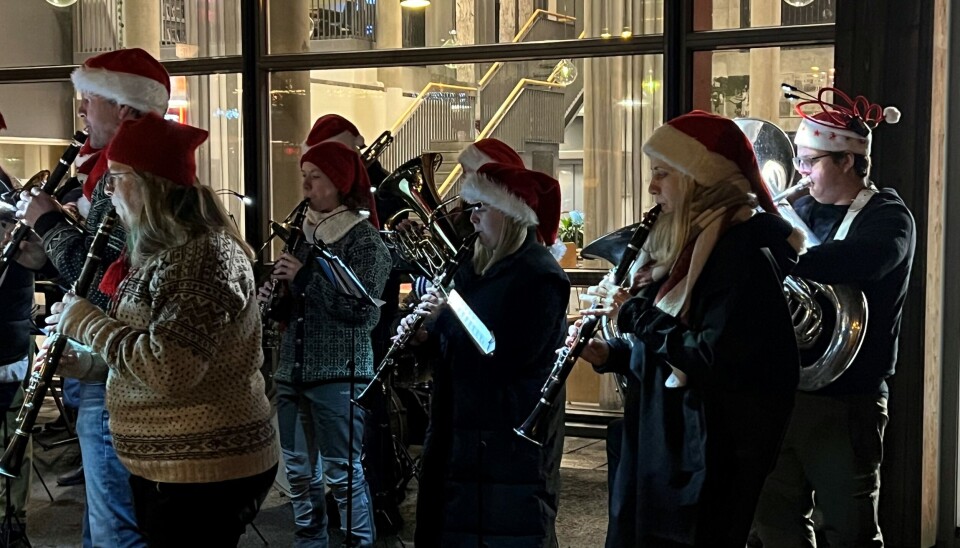 Hornmusikken sørget for julestemning på Kulturhustorget. Korps med nisseluer