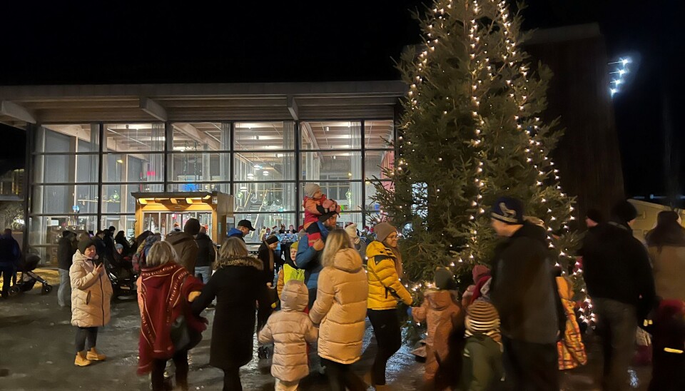 Det ble juletregang for store og små. folk går rundt juletreet