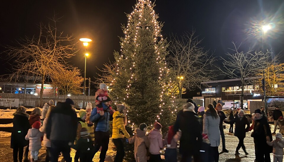 Så var grana på Kulturhustorget. juletregran med lys og folk rundt.