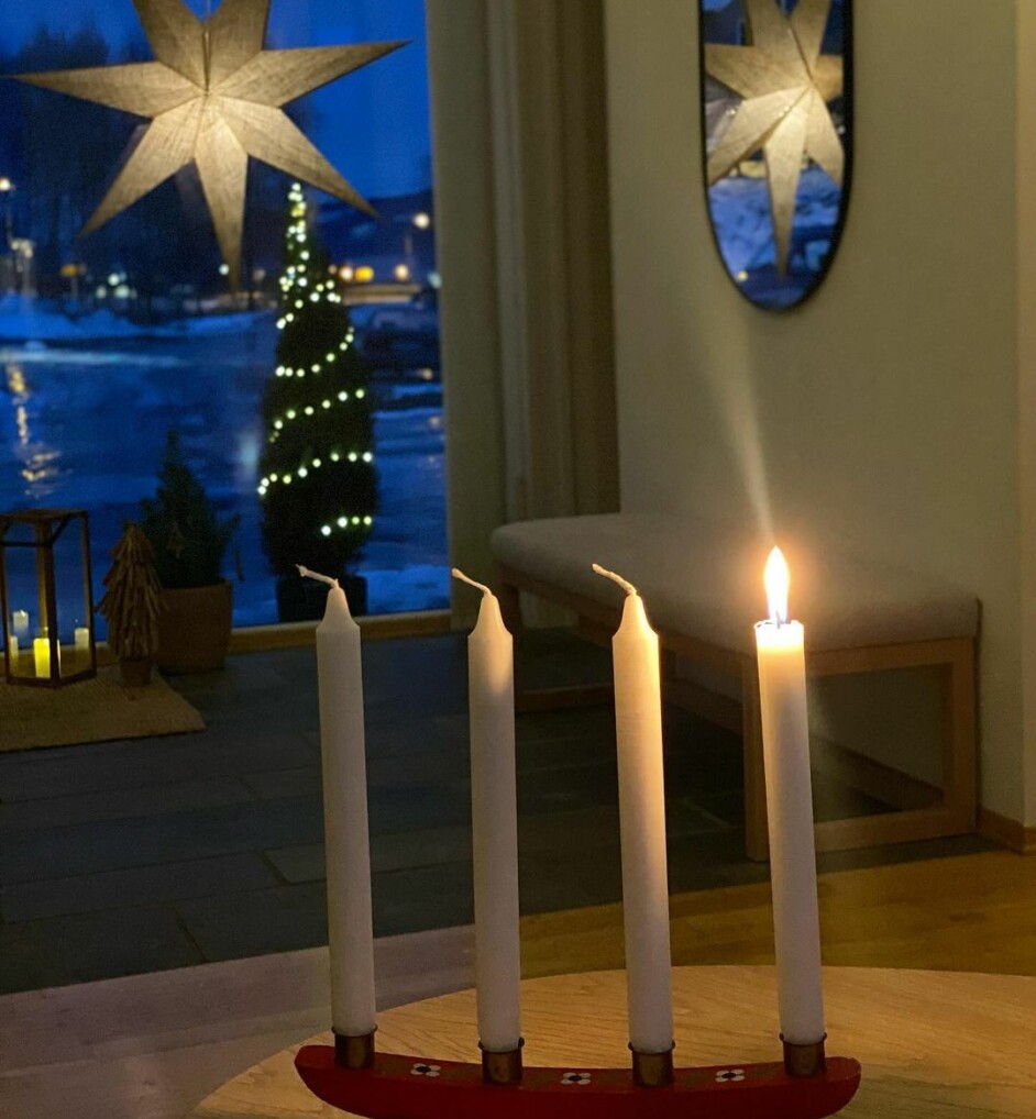 1. advent En adventsstake med ett lys tent