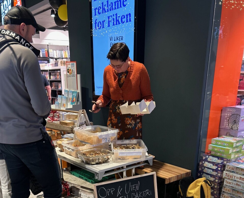 Det var også glutenfri bakst å få kjøpt. En salgsbod med julebakst.