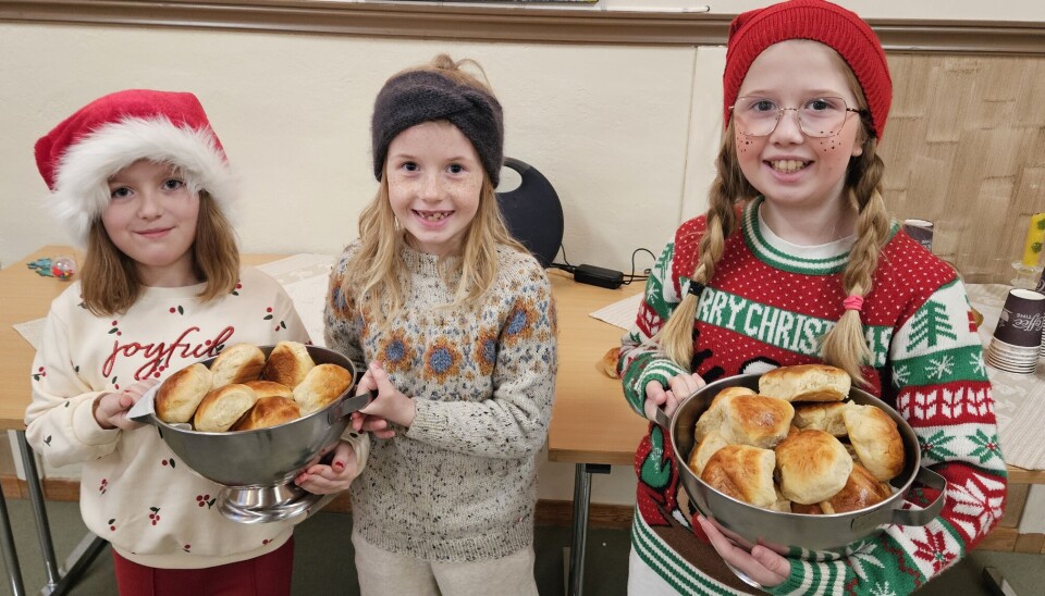 Underveis kunne alle kose seg med nybakte boller som Selma, Tuva og Agnes hadde bakt